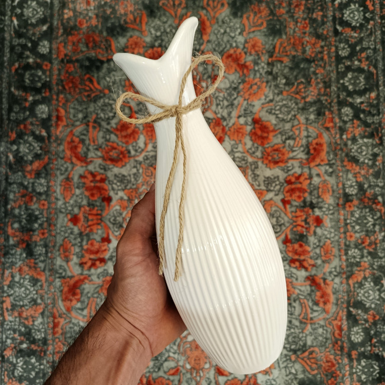 نمای نزدیک گلدان دکوری سرامیکی مناسب دکوراسیون خالی